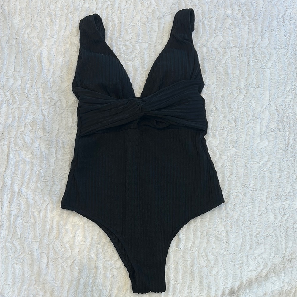 Cupshe slimming Black widow Ribbed One-Piece v neck Swimsuit medium new